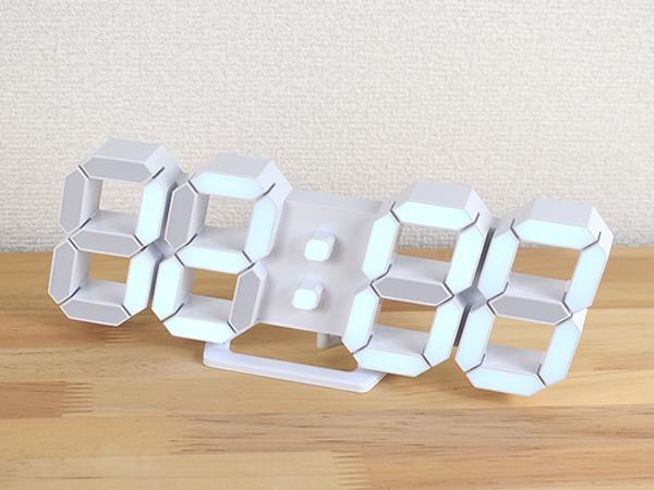 おしゃれさと実用性を両立したプレゼントならコレ！ 置いても掛けても使える「3D LED CLOCK」レビュー