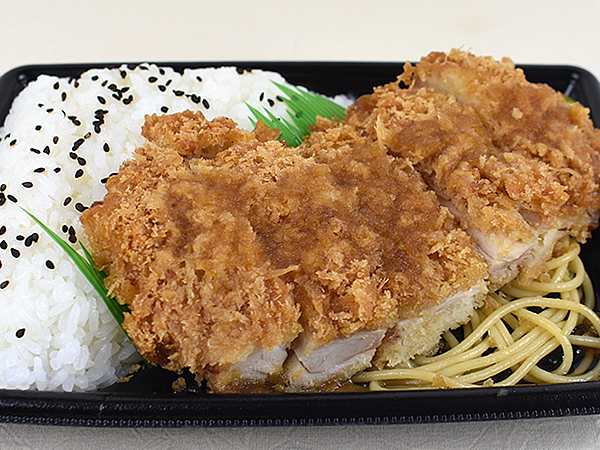 旨味を引き立てる柚子＆大根おろしがベストマッチ！ ファミマの「まろやか柚子ぽん酢で食べる！ おろしチキンカツ弁当」