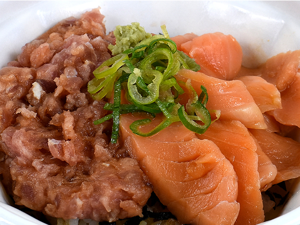 こんなに具材たっぷりでいいんですか!? すき家の「サーモン・まぐろたたき丼」で楽しむ贅沢感