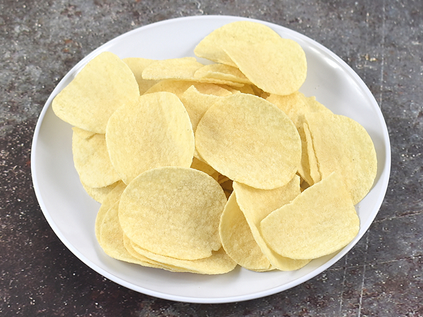 高級食材がポテチに!? カルディの「黒トリュフポテトチップス 60g」はワインにピッタリの上品な味わい