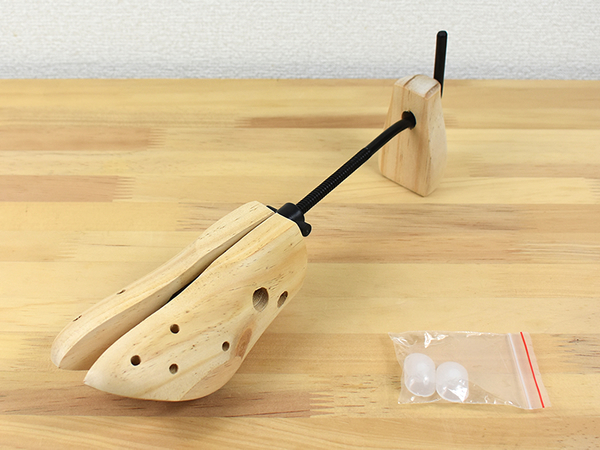 物理的に靴の形状を変える!? 幅と長さの双方向を伸ばす「シューストレッチャー」レビュー