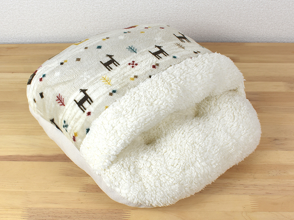 まるで足元専用こたつ!? 吸湿発熱素材でじんわり暖まる「足ポカクッション」レビュー