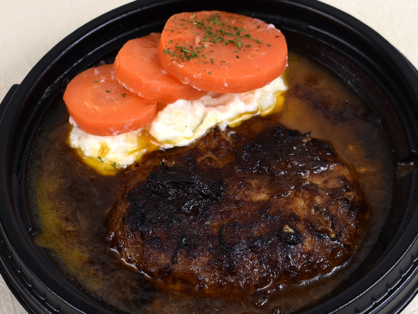 松屋の人気メニューを同時に味わえる喜びよ！ 「ビーフシチューハンバーグ定食」の放つ濃厚なコクがたまらない