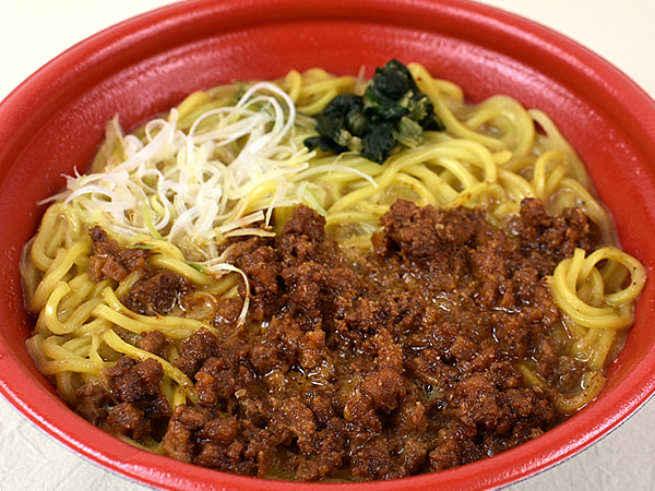 花椒をプラスして本格シビ辛に！ ファミマの「焙煎ごま香る！ 濃厚辛旨担担麺」は辛味と旨味のバランスが絶妙