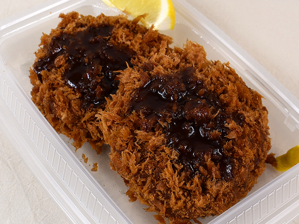 “肉の旨味爆弾”が炸裂！ 松のやの「黒×黒メンチかつ定食」はあふれ出るジューシーな肉汁がたまらない