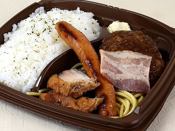 肉料理好きを唸らせる圧倒的コンボ感… セブンの「まんぷく！ 肉盛りコンボ」が放つ4種の旨味に大満足