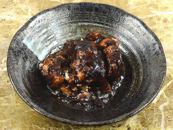 パッケージはかわいいパンダなのにガッツリお肉!? カルディの「黒酢香る 上海風スペアリブ」は酢が苦手でも美味しい