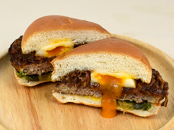 冬のごちそうがハンバーガーに！ モスの「とびきり とろったま スキヤキ仕立て」で甘辛い肉と半熟風たまごを堪能