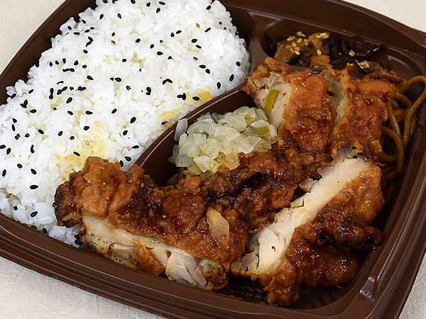 チキン好き集まれ！ セブンの「まんぷく香味ダレの油淋鶏」はボリューミーなとり肉と香味ダレの相性がバツグン