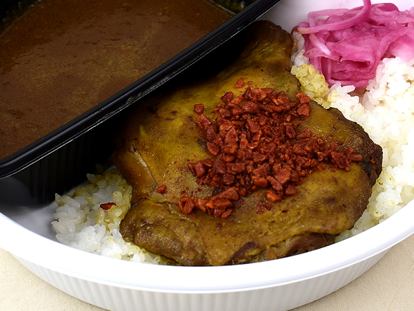 辛さMAXだけどハマる味わい… すき家の「ファイヤーチキンカレー」はやみつきスパイスの特製フレークに要注意!?