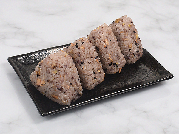 朝から夜食まで大活躍！ 無印良品の「五穀米ごはんの鮭おにぎり」は雑穀の食感が楽しい万能健康おにぎり