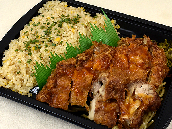 平べったい唐揚!? ファミマの「台湾風唐揚＆炒飯弁当」が放つ“五香粉”の香りに注目！