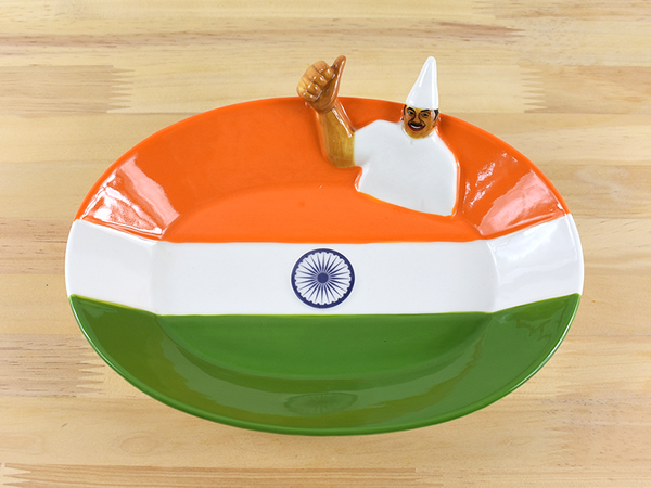 おじさんがカレールーに浸かってる…!? 盛りつけが楽しくなる「インドおじさんカレー皿」レビュー