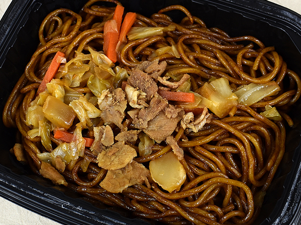 カップ麵よりも手軽でコスパ最強！ ファミマの冷食「ダブルソースの香ばしソース焼きそば」は風味豊かな濃厚ソースがたまらない