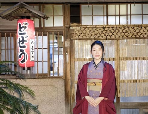 作家・坂井希久子に聞く「時代小説」と「酒」のうまい噺——今も昔も変わらない、人情を輝かせるお酒の魅力とは？