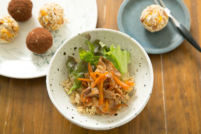 「米化」は電子レンジかフライパンで！オートミールで作る「ガッツリ飯」と「一口スイーツ」レシピ