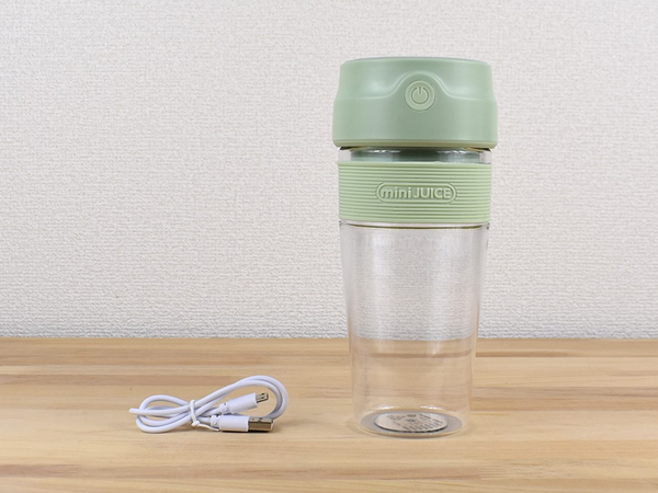 スムージーを作ってそのまま飲めちゃう！ グラス代わりにもなる「MINI ELECTRIC BLENDER」レビュー