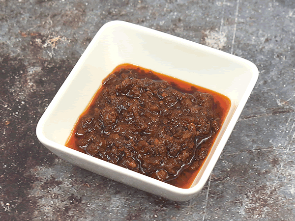 刺激的な辛さがクセになる！ カルディの「食いしん坊のご飯のおとも 四川風旨辛 肉みそ 110g」は濃厚な“旨味”にも注目！
