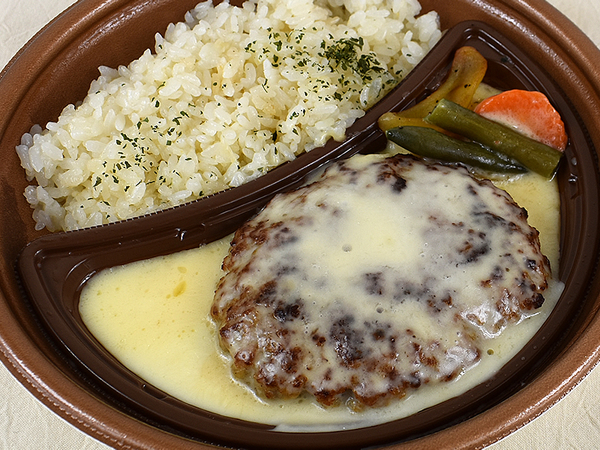 肉に負けない主役級チーズを堪能！ セブンの「けずりチーズのせ 白い鉄板焼ハンバーグ」はチーズのコクと旨味が爆発
