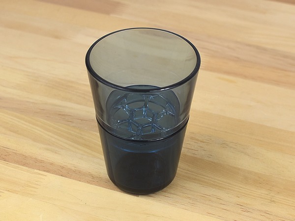 他の歯ブラシとぶつかりにくい！ 中央と底面に仕切りを備えた「歯ブラシスタンド ブルー」レビュー