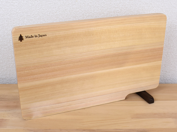 くるっと回して即自立！ 専用スタンドを用意する必要のない「スタンド付きひのきまな板 30cm」レビュー