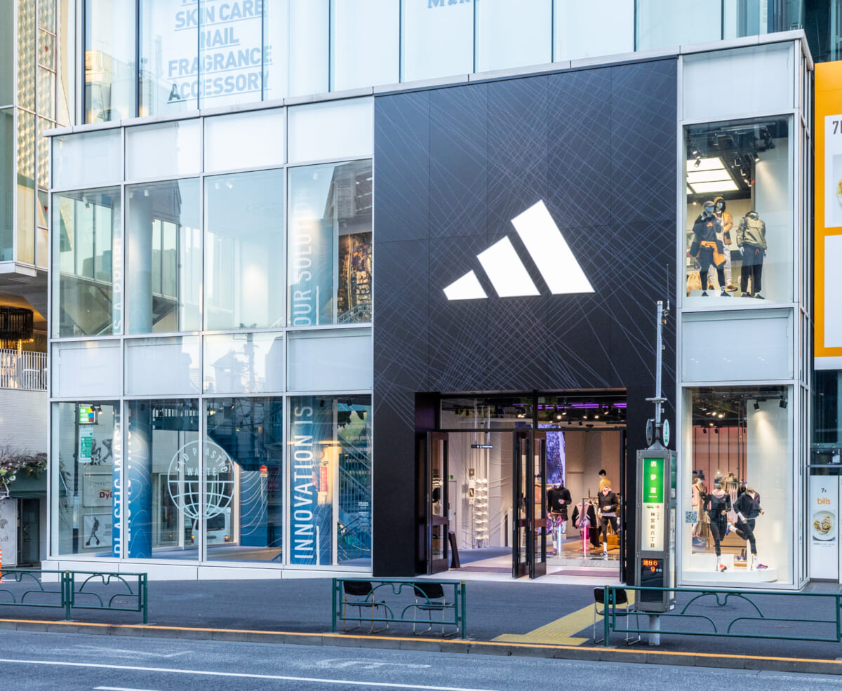 「アディダス ブランドセンター 原宿」は、 店舗内の65%を再生素材使用アイテムで構成！