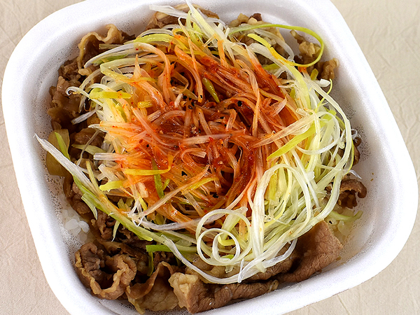 すき家特製の赤だれが旨辛い！ 「赤だれ白髪ねぎ牛丼」がもたらす刺激にノックアウト
