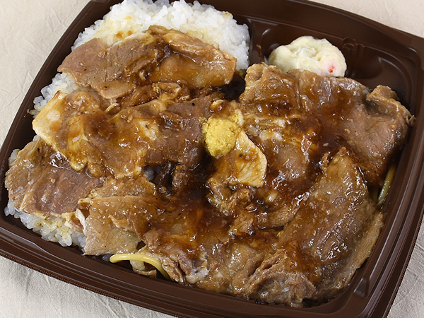 とろとろにやわらかい豚肉をこれでもかと味わう！ セブンの「まんぷく豚ロース生姜焼き弁当」が食べごたえバツグン