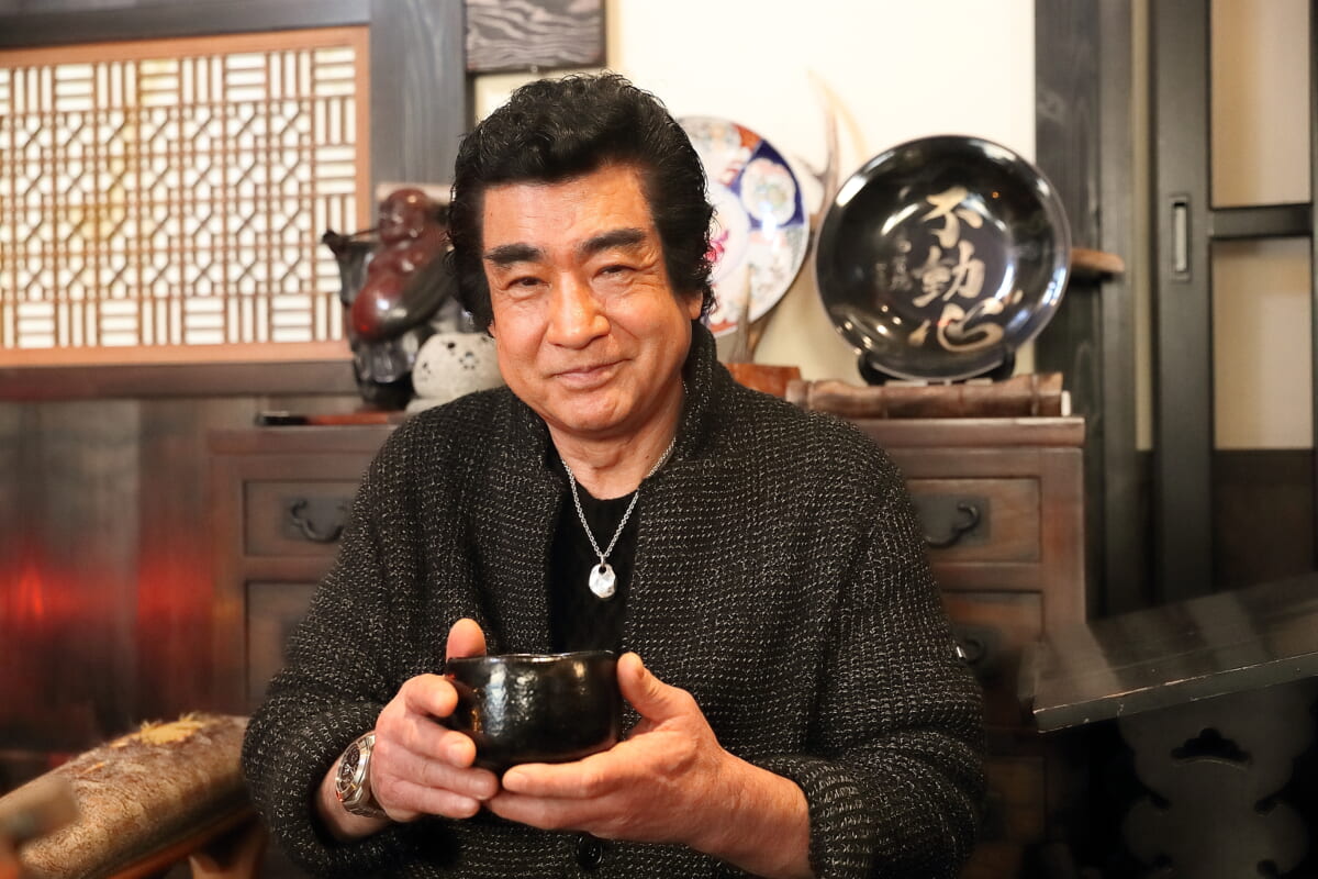 すべてのモノに秘められた歴史を楽しむ──茶筅で泡立てる藤岡流コーヒーの嗜み方と茶器・茶碗へのこだわりとは