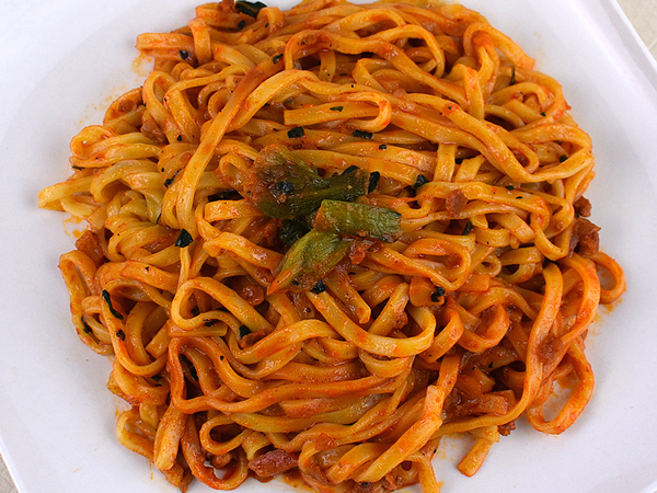 平打ち麺の衝撃的食感！ ファミマの「もちもち麺と濃厚だれの汁なし担々麺」は“好みの香り・辛さ”が選べる!?