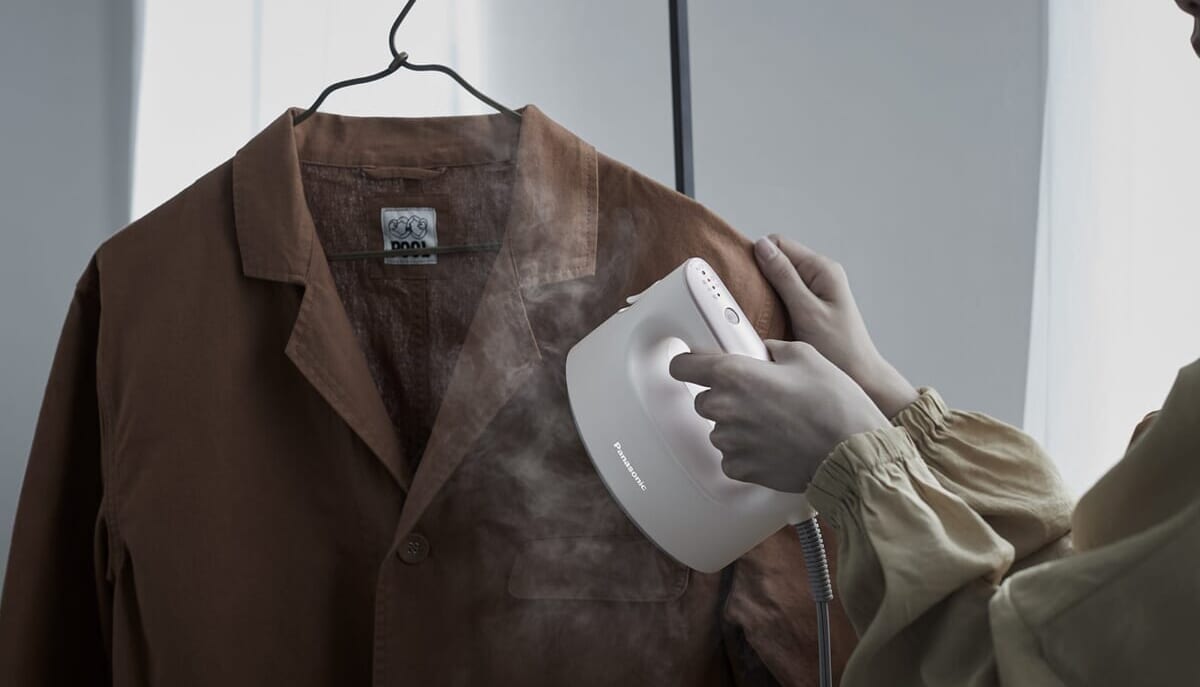 軽量化で手首に優しくなった！ パナソニックの衣類スチーマー