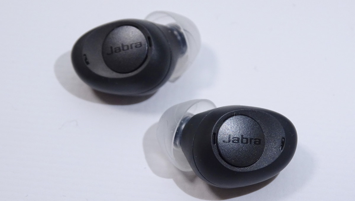 ワイヤレスイヤホンみたいな“目立たない補聴器”「Jabra Enhance」登場