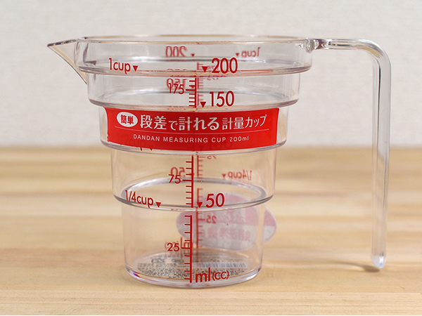 100℃までOK！ 水や調味料を“段差”で計れる「段々計量カップ（200ml）」レビュー