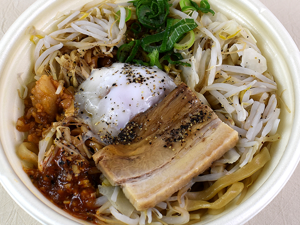 モチモチ極太麵にピリ辛タレが絡みつく…！ セブンの「中華蕎麦とみ田監修豚まぜソバ 豚骨醤油味」で人気店の味を堪能