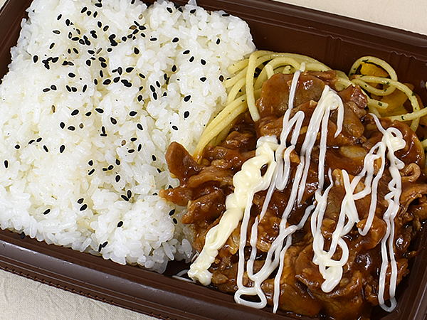 “魔法のトッピング”にハマる人続出中… セブンの「ガーリックマヨネーズで食べる豚焼肉弁当」はガリマヨのやみつき度が半端じゃない!?