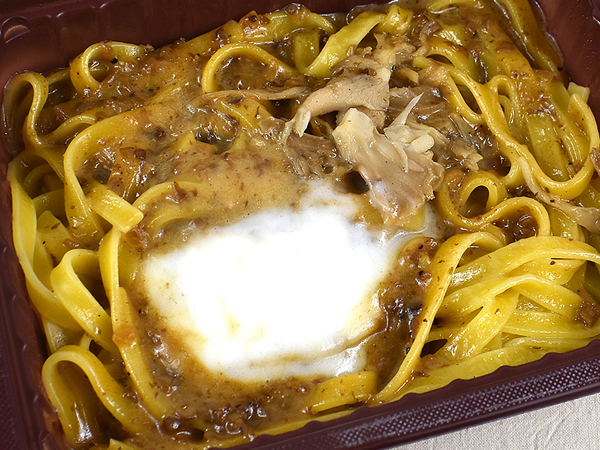 「冷凍パスタ商品の最高傑作」ファミマの「トリュフ香るきのこクリームソースの生パスタ」はプロも納得の味!?
