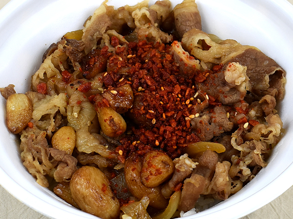 特製のたれ＆フレークにおいしさの秘密が… すき家の「にんにくファイヤー牛カルビ丼」は絶品のピリ辛味がクセになる!?