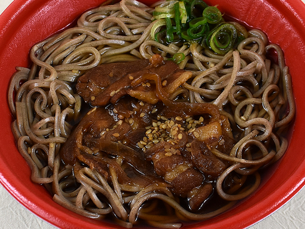 定番メニューとはひと味違う！ ファミマの「豚肉そば」は味がしっかり染みこんだ豚肉＆玉ねぎに注目