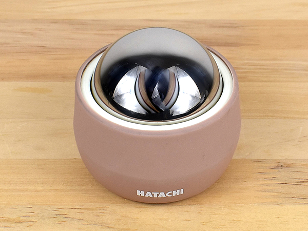冷・温2wayのステンレスボールが気持ちいい… 太ももや腰をケアできる「リセットローラー LARGE」レビュー