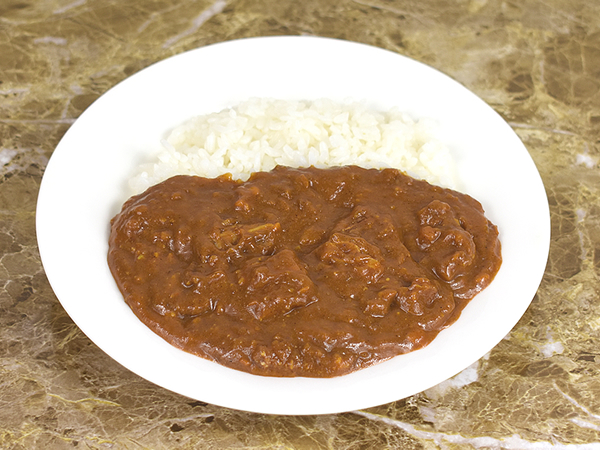 激辛1歩手前の刺激にファイヤー！ 「素材を生かした 牛ばら肉の大盛りカレー」（無印良品）は1人前300gの大ボリューム