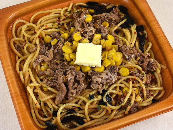 和パスタシリーズ新作の衝撃！「和パスタ 黒胡椒香る！ 牛焼肉とコーン」（ファミマ）は醤油・バター・牛肉が最高の組み合わせ