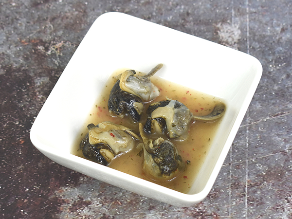 コリっと食感がクセになる！ 調理いらずな「WINEDELI つぶ貝のアヒージョ」（カルディ）は仕事帰りの宅飲みにもぴったり