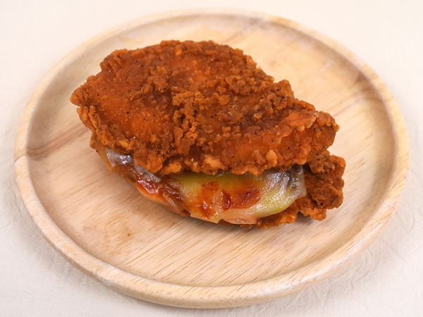 バンズがないサンド!? ロッテリアの「ホットワイルドチキンサンド」は旨辛チキン×2のおいしさが反則級…