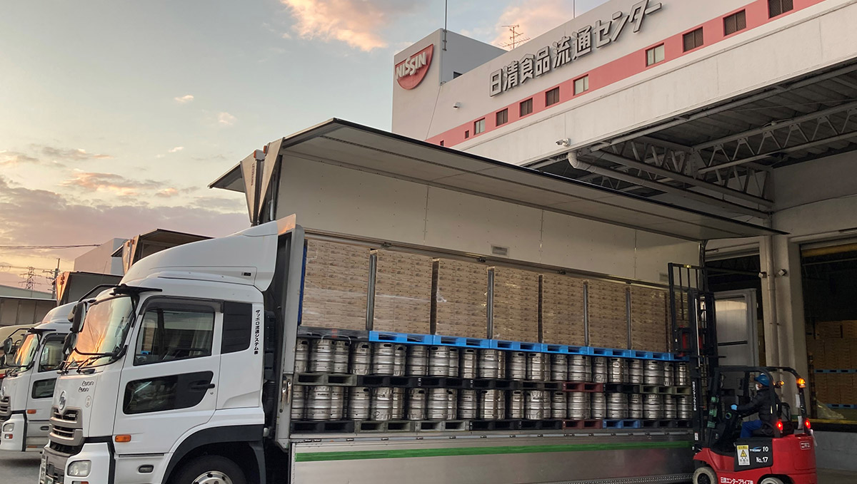 ビールと即席麺の共同輸送でトラック使用台数減＆CO2削減！ サッポロと日清食品のエコな取り組み