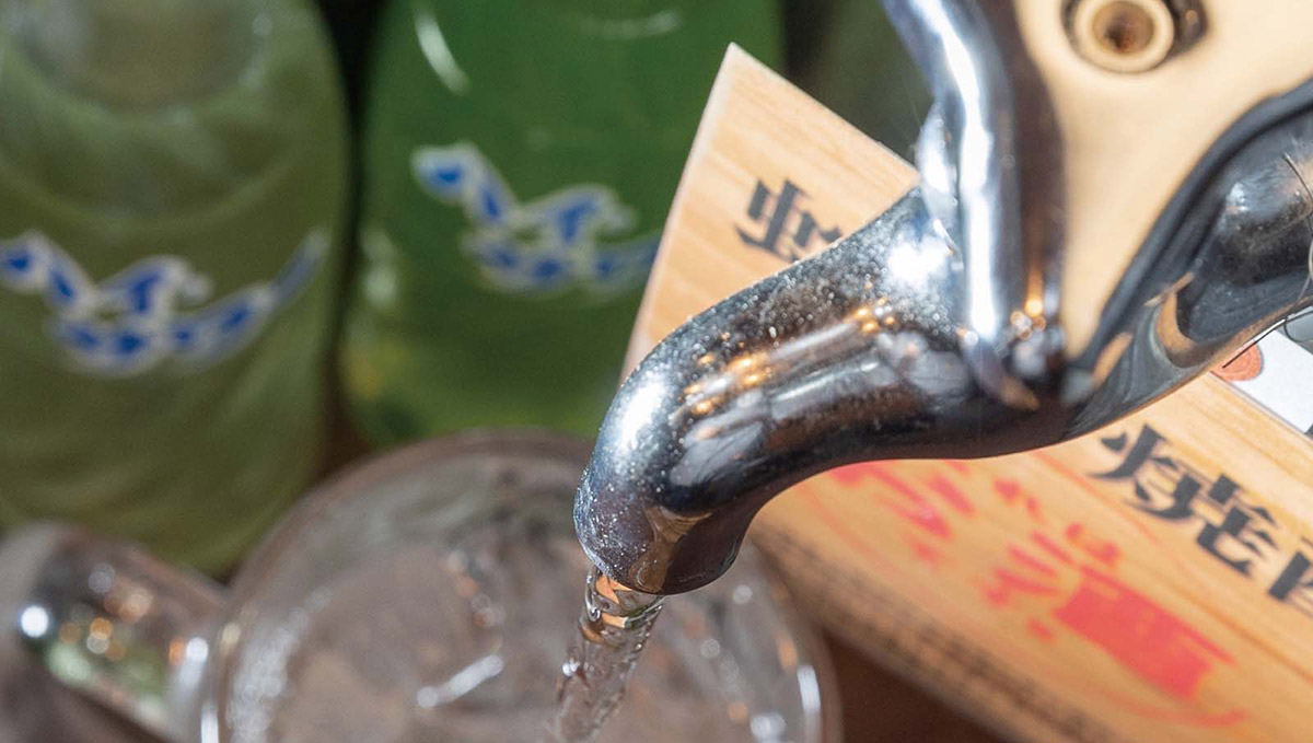 蛇口をひねるとお酒が出てくる！ レトロな雰囲気もオシャレな「蛇口酒場」