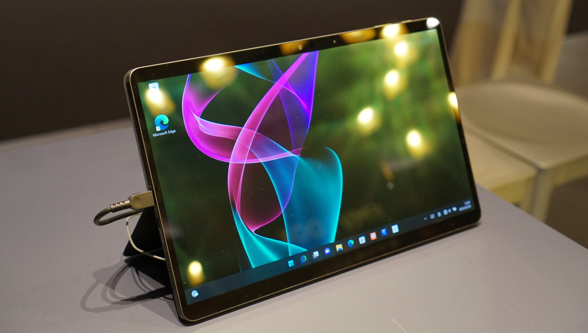 世界最軽量599g！ 持ち歩き楽々なモバイルPC「FMV LOOX」誕生