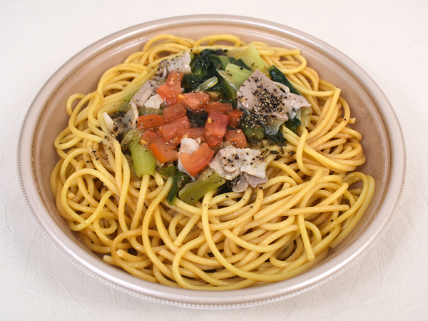 セブンの「大盛和風パスタ 豚肉と小松菜」はボリューム・おいしさ・トッピングのすべてがパーフェクト!?