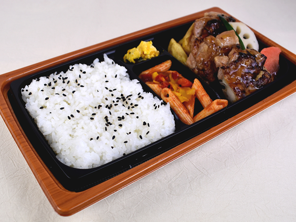 「すべてが味わい深い」ファミマの「二段仕込みで旨みしみ込む炙り焼チキンステーキ弁当」はまるで高級御膳!?