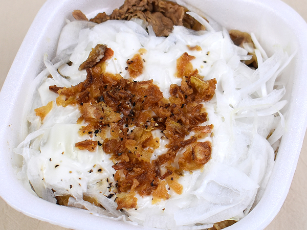 旬の新玉ねぎを存分に堪能！ 「クリーミーオニサラ牛丼」（すき家）は2種類の食感がクセになる