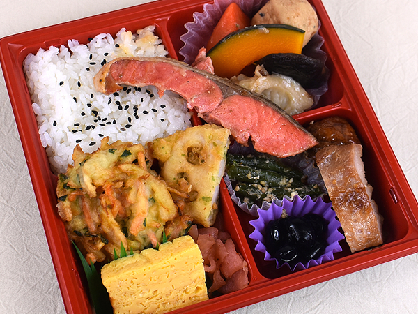 魚も肉も全部食べたい！ 野菜おかずもたっぷりなセブンの「紅鮭西京焼きと10品目おかずのお弁当」は欲張りさんにぴったり